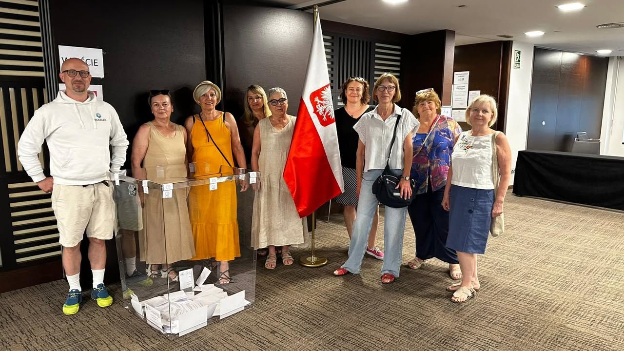 Seniorzy głosują nawet podczas mobilności – obywatelska postawa w Alicante!