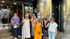 Seniorzy głosują nawet podczas mobilności – obywatelska postawa w Alicante!