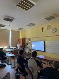 Sztuczna inteligencja coraz szybciej staje się częścią codzienności młodych l...